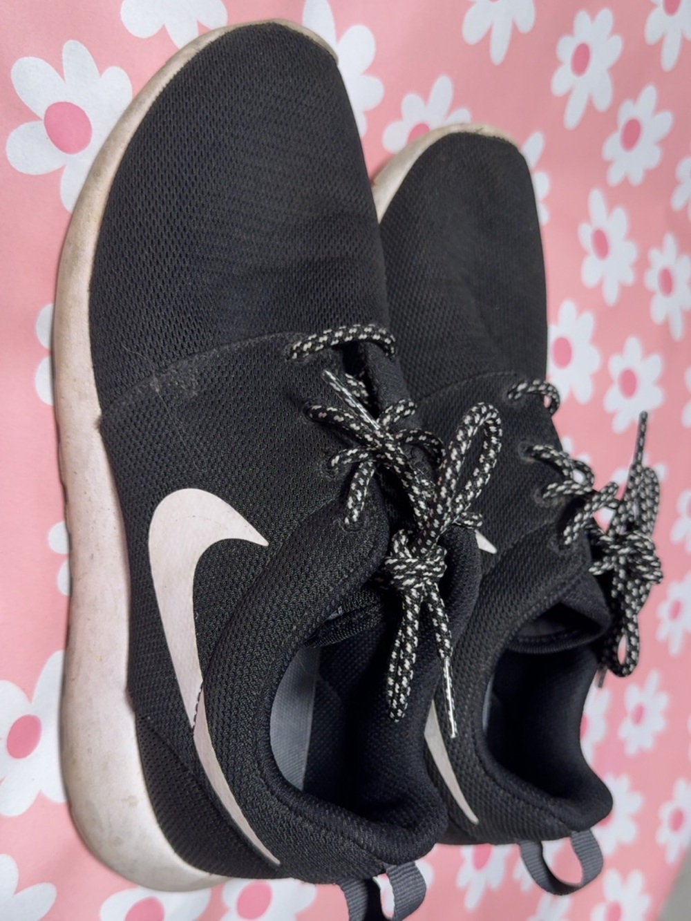 Nike Women’s Black and White Lightweight Athletic Sneakers Roshes